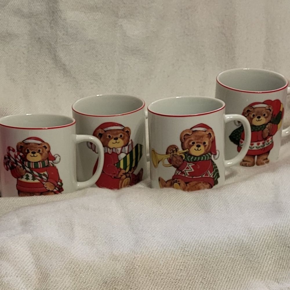 Fine Porcelain Vinatge 4pc White Christmas Theme Bear Mugs Set- Brand New In Box - Picture 2 of 7